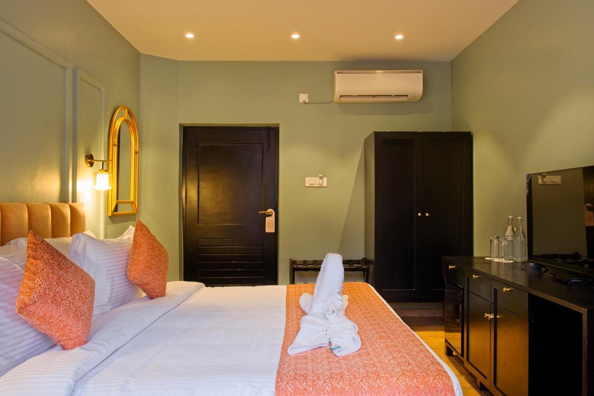 Mademoiselle Boutique And Cafe Hotel 4*